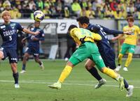 　後半、先制ゴールを決める千葉のカルリーニョスジュニオ（撮影・金田祐二）