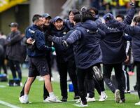 　徳島に競り勝ち、２００９年以来のＪ１昇格を決め、喜ぶ千葉・小林監督（左から２人目）ら