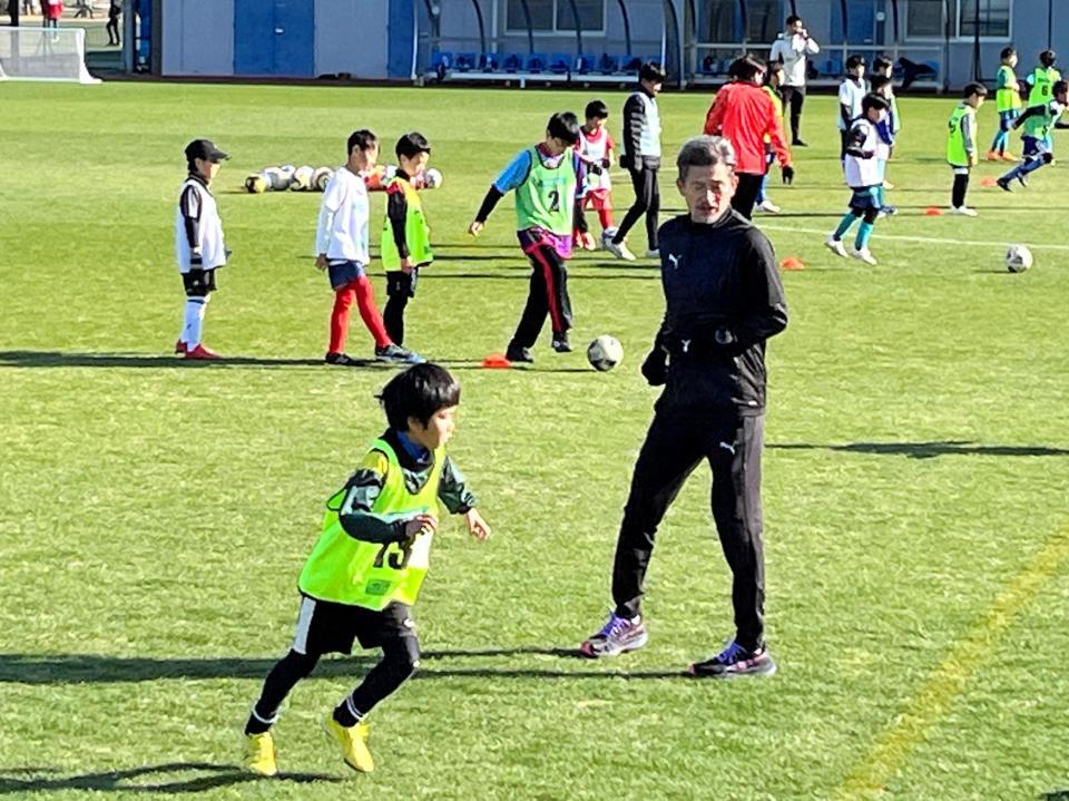 　小学生にアドバイスを送るカズ