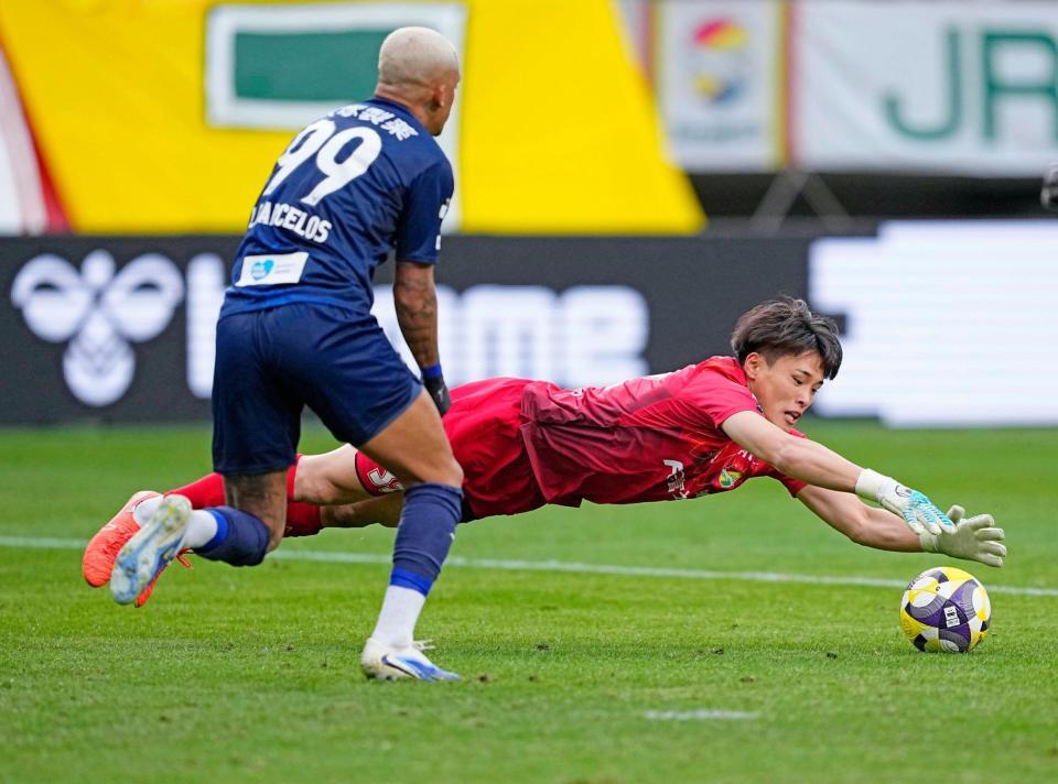 　後半、セーブする千葉・ＧＫ若原