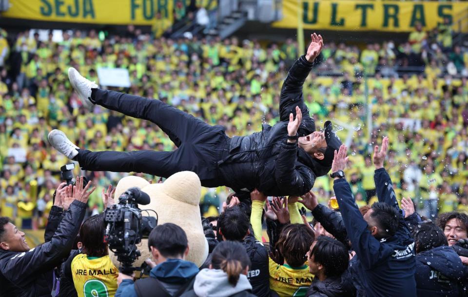 　胴上げされる千葉・小林慶行監督（撮影・金田祐二）