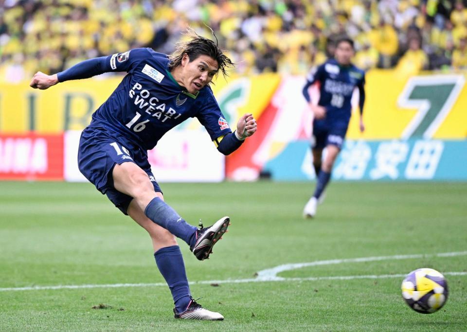 　前半、ゴールを狙う徳島・渡