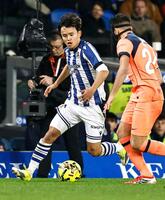 バルセロナ戦で攻め込むレアル・ソシエダードの久保＝サンセバスチャン（共同）