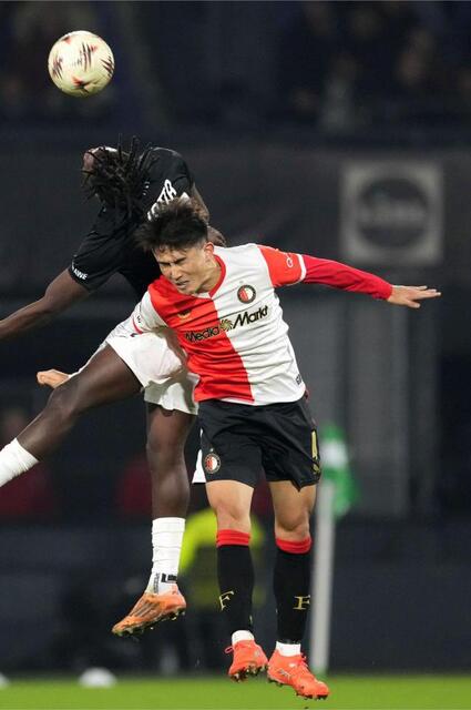 　シュトゥルム・グラーツ戦の前半、競り合うフェイエノールトの渡辺（手前）＝共同