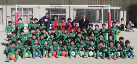 小学生とサッカーを楽しんだ福西崇史氏（後列中央左）