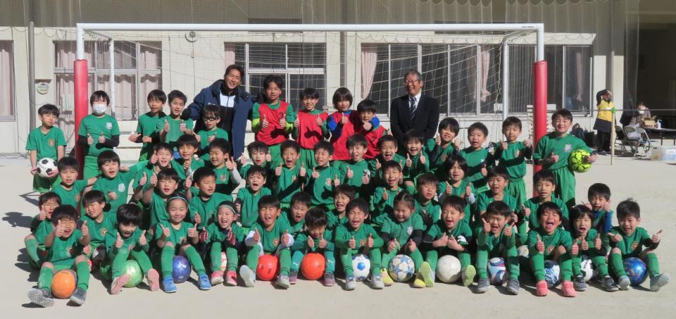 小学生とサッカーを楽しんだ福西崇史氏（後列中央左）