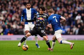 　競り合うリーズの田中碧（左）＝１５日、バーミンガム（ＡＰ＝共同）