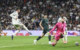 ハットトリックとなるゴールを決めるレアル・マドリードのバルベルデ（左）＝ロイター＝共同