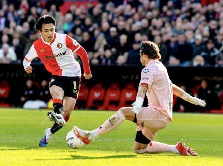 　エクセルシオール戦の後半、ゴールを決めるフェイエノールトの上田（左）＝ロッテルダム（共同）