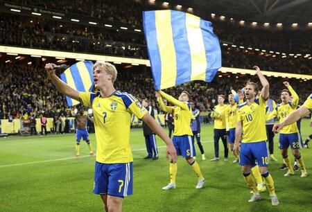 　Ｗ杯欧州予選プレーオフを制し、喜ぶスウェーデンの選手＝ソルナ（ＵＥＦＡ提供・ゲッティ＝共同）