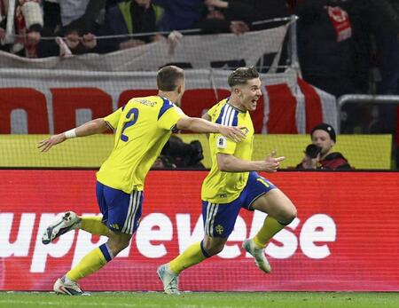 　ポーランド戦でチーム３点目を挙げて喜ぶスウェーデンのヨケレス（右）＝ソルナ（ロイター＝共同）