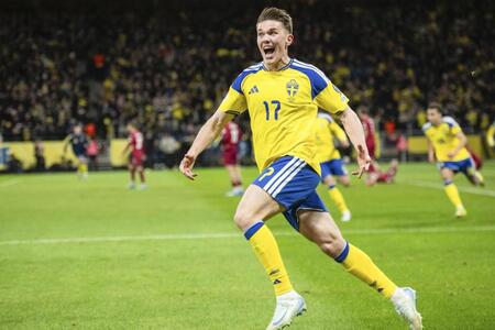 　ポーランド戦で決勝点を挙げ、喜ぶスウェーデンのヨケレス＝ソルナ（ゲッティ＝共同）