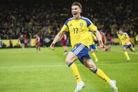 　ポーランド戦で決勝点を挙げ、喜ぶスウェーデンのヨケレス＝ソルナ（ゲッティ＝共同）