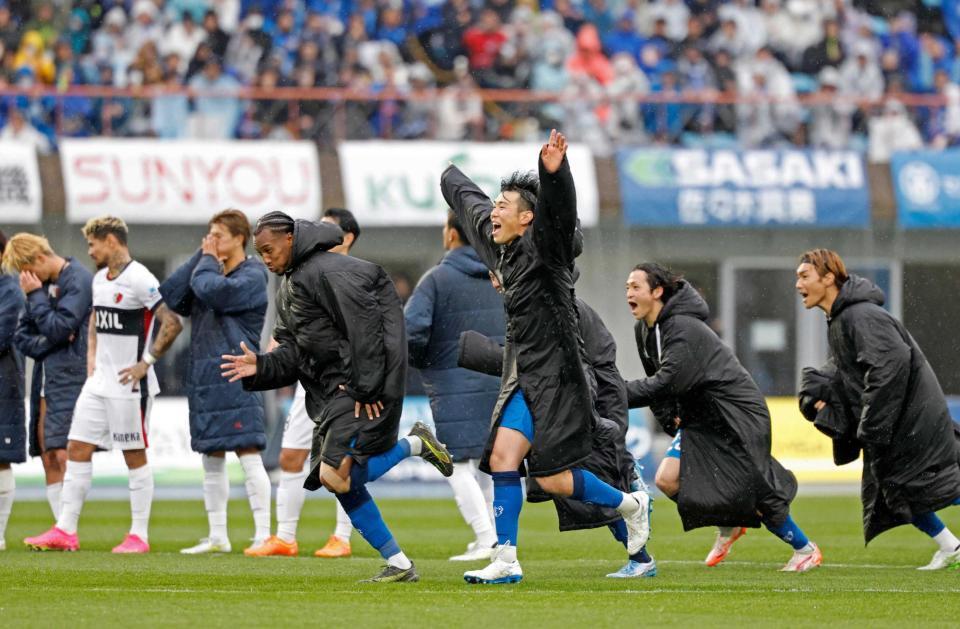 　鹿島とのＰＫ戦を制し駆け出す水戸イレブン＝Ｋｓスタ