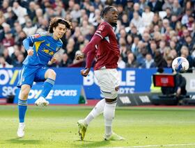 　先制ゴールを決めるリーズの田中（ロイター＝共同）