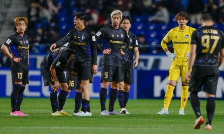 　バンコク・ユナイテッドに敗れ、肩を落とすＧ大阪イレブン＝パナスタ