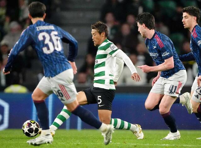 　後半、プレーするスポルティングの守田（共同）