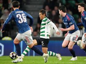 　後半、プレーするスポルティングの守田（共同）