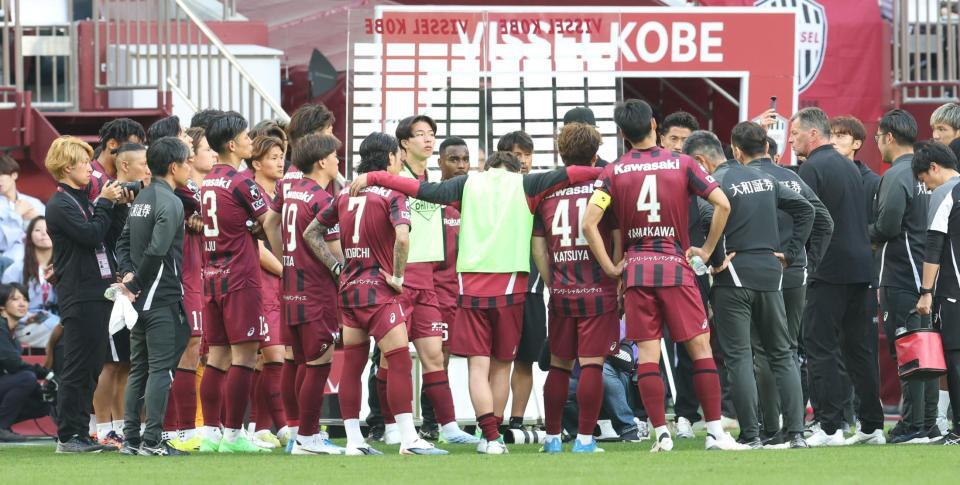 試合後、神戸　ミヒャエル・スキッベ監督の話を聞く神戸イレブン（撮影・中田匡峻）