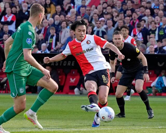 　後半、自身２点目のゴールを決めるフェイエノールト・上田（共同）