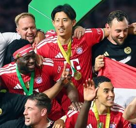 　ドイツ杯で優勝しチームメートと喜ぶバイエルン・ミュンヘンの伊藤（中央）＝ベルリン（共同）