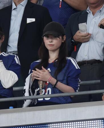 試合を観戦する福原遥（撮影・伊藤笙子）