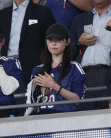 試合を観戦する福原遥（撮影・伊藤笙子）