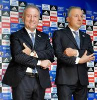 等身大フィギュアと並び笑顔を見せるザッケローニ監督(左)=撮影・吉澤敬太