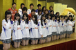 　新入団の選手たちとポーズをとるＮＭＢ４８のメンバー＝高槻市内のホテル