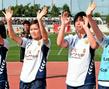 浦和に勝利して開幕７連勝、サポーターにあいさつするＩＮＡＣ神戸の川澄（左）と高瀬＝浦和駒場スタジアム