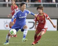 前半、INAC神戸・池笑然(右)と競り合うチェルシー・大儀見