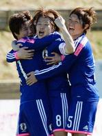 後半、同点のFKを決め、大野(左)、上尾野辺(右)に祝福される宮間(共同)