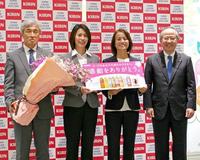 U-17日本女子代表の優勝報告をし、キリンの磯崎社長(右)から報奨品を受け取った高倉監督(右から2人目)