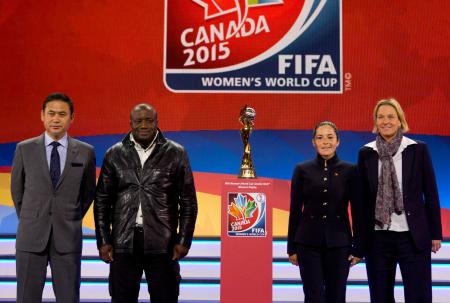　サッカーの女子Ｗ杯カナダ大会の抽選で、１次リーグＣ組に入った日本の佐々木監督（左端）とカメルーン、エクアドル、スイスの監督（ＡＰ＝共同）