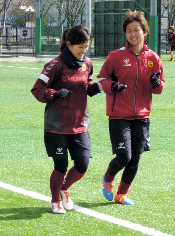 　練習の最後にジョギングする川澄（左）