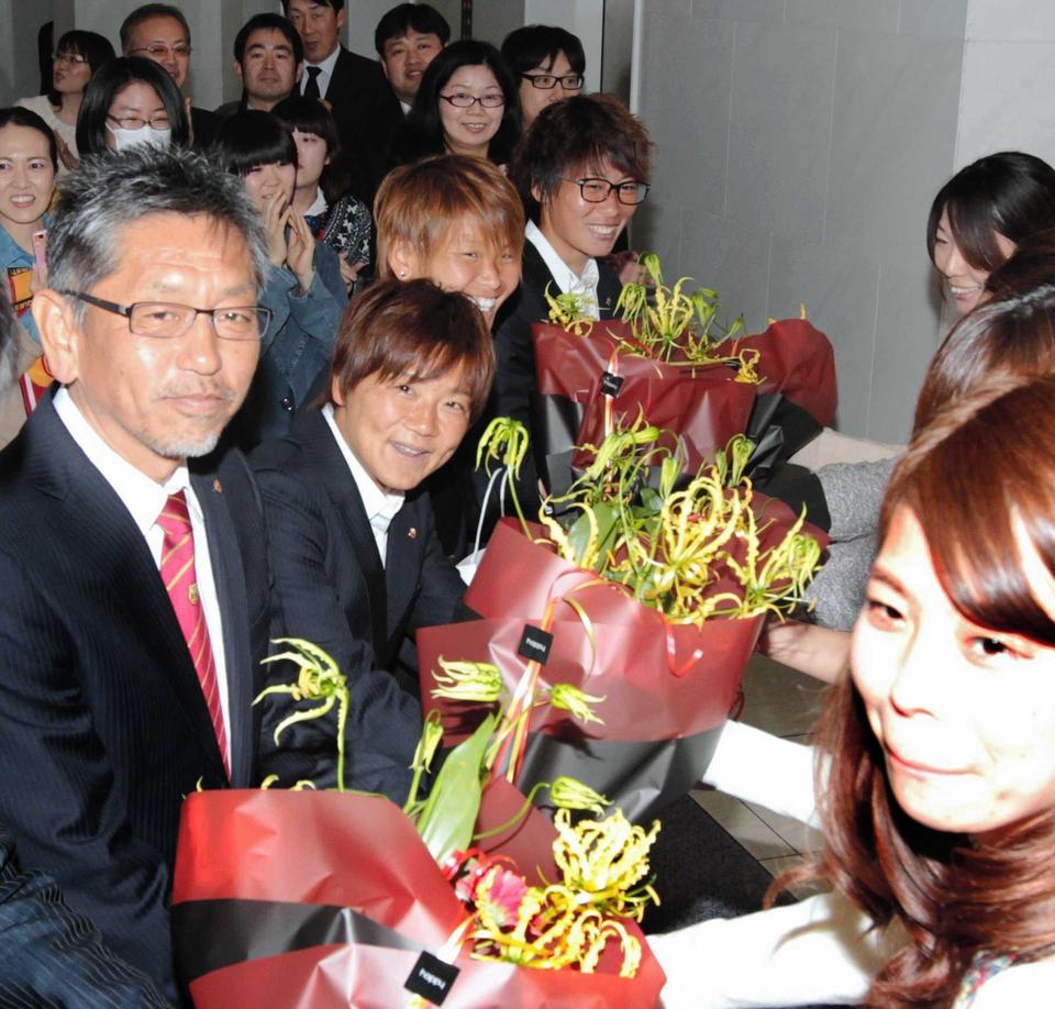 　神戸本社を訪れ、花束を贈られる（左から）松田監督、大野、田中、高瀬らＩＮＡＣ神戸のメンバー