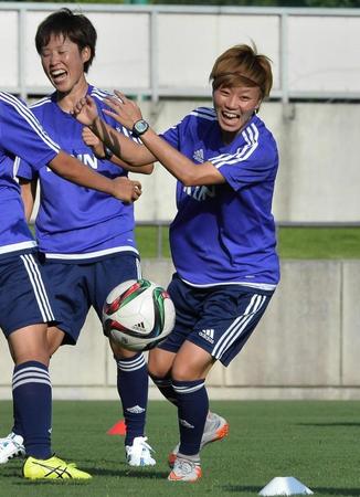 　東アジアカップに向けて始まった合宿で笑顔を見せる杉田亜未（右）