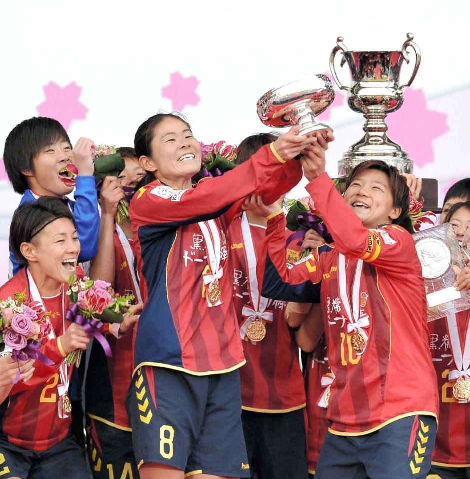 　皇后杯優勝で有終の美を飾ったＩＮＡＣ神戸・澤（左）