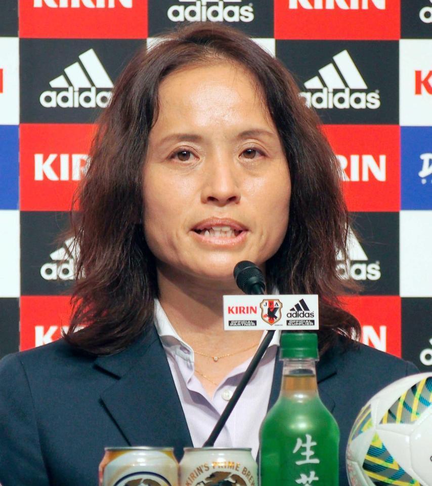 　記者会見するサッカー女子日本代表の高倉監督（共同）