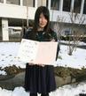 常盤木学園の卒業式で笑顔を見せる仲田歩夢。校庭での撮影に「恥ずかしいですね」と照れながら、後輩からの歓声に手を振って応えていた(撮影・吉田 風)