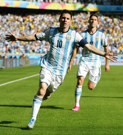 　アルゼンチン-イラン　試合終了間際に決勝ゴールを決め、両手を広げて駆けだすアルゼンチンのメッシ＝ベロオリゾンテ（共同）