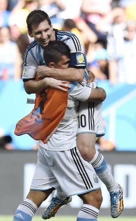 　ベルギーに勝利し、アグエロ（下）と抱き合って喜ぶアルゼンチンのメッシ（共同）
