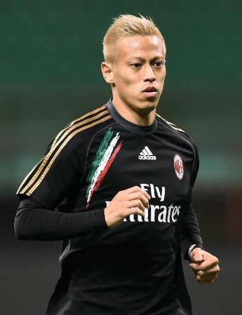 サッスオロ戦終了後、調整するACミランの本田(共同)