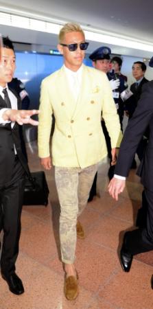 ファッショナブルな服装で帰国した本田(撮影・開出 牧)