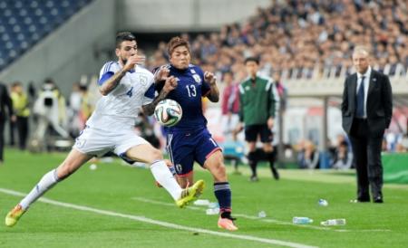 後半、ザッケローニ監督(右)の前で競り合う大久保(撮影・吉澤敬太)