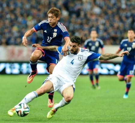 後半、メルキスと激しく競り合う大久保(左)