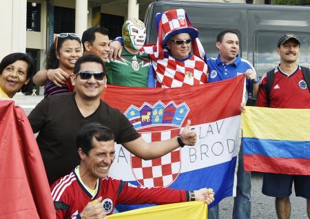 W杯開幕を前に盛り上がる各国のサポーター=11日、サンパウロ(共同)