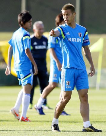 練習中に他の選手に指示を出す本田=イトゥ(共同)