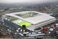 サッカーW杯ブラジル大会の開幕戦を控えたサンパウロ・アリーナ=11日、共同通信社チャーターヘリから(共同)