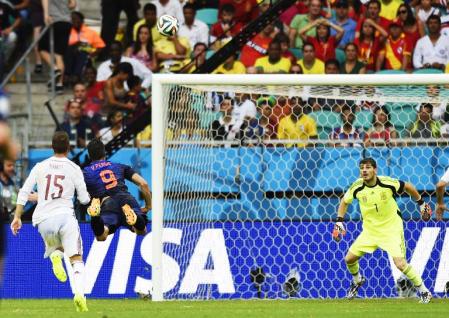 スペイン‐オランダ 前半、ダイビングヘッドで同点ゴールを決めるオランダのファンペルシー(9)。スペインGKカシリャス=サルバドル(共同)